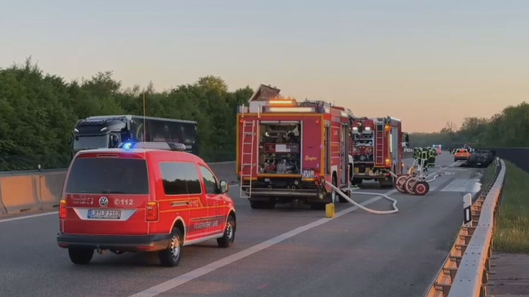 Lahr: Auto überschlägt sich und brennt aus