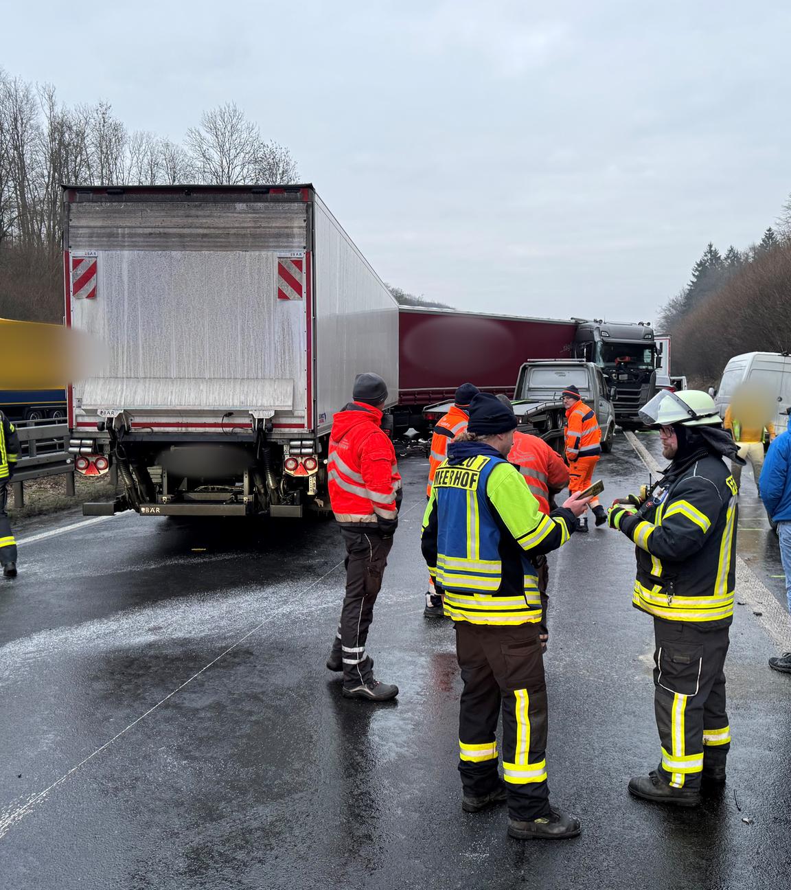  Beschädigte Fahrzeuge, Feuerwehr, Polizei und Abschleppdienste stehen auf der Fahrbahn nach einer durch Glätte ausgelösten Unfallserie mit mehreren Toten und vielen Verletzten auf der A44.