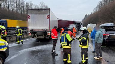 Glätte führt zu Unfallserie auf der A44
