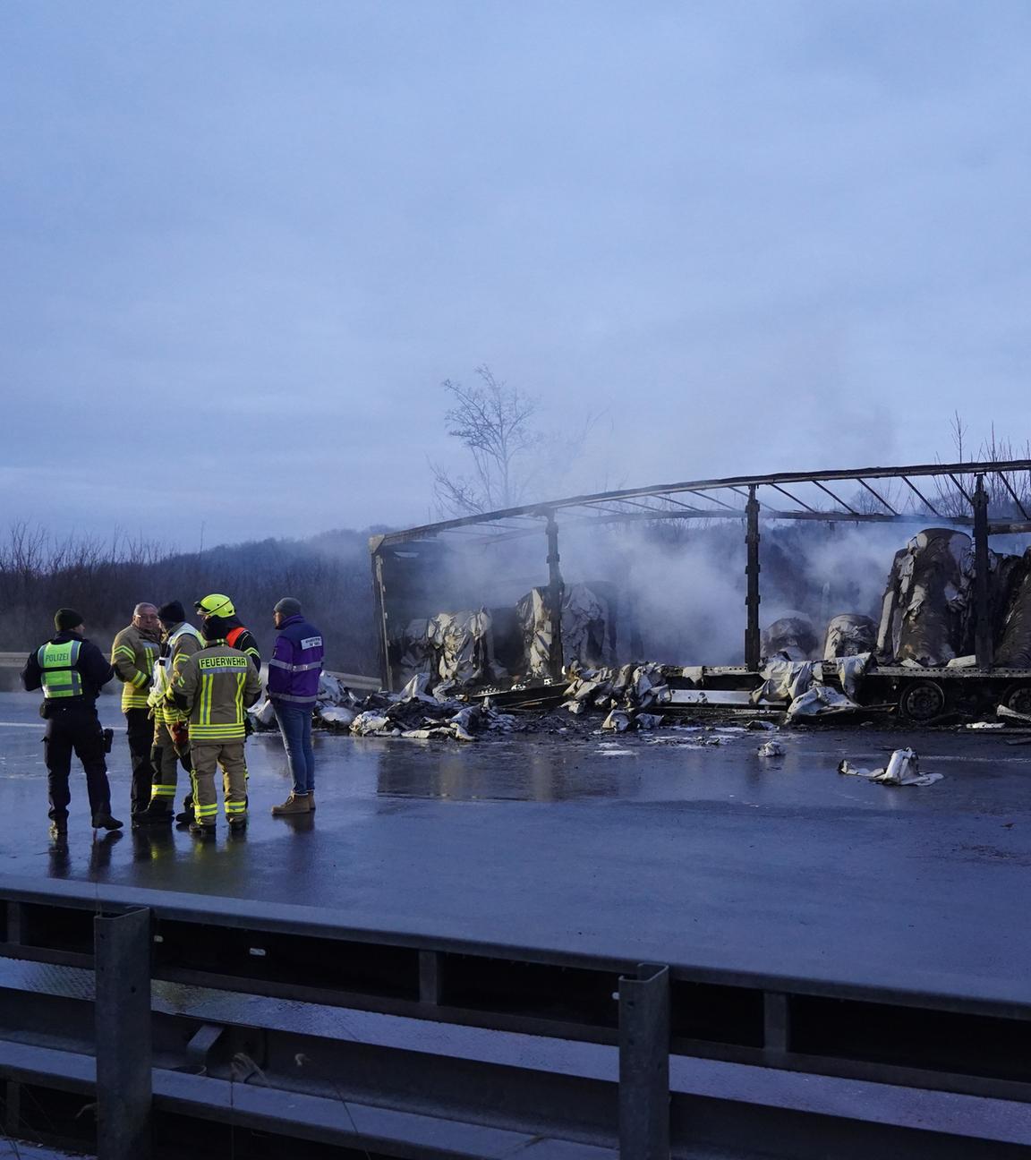 23.01.2026, Nordrhein-Westfalen, Paderborn: Ausgebrannte Fahrzeuge stehen nach einer durch Glätte ausgelösten Unfallserie mit mehreren Toten und vielen Verletzten auf der A44.