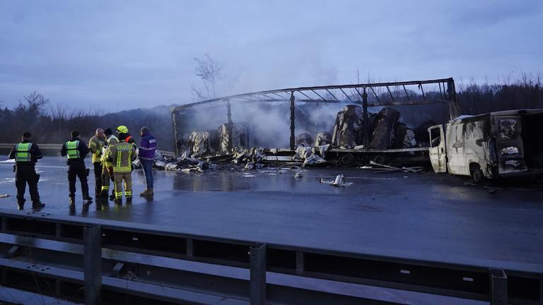 23.01.2026, Nordrhein-Westfalen, Paderborn: Ausgebrannte Fahrzeuge stehen nach einer durch Glätte ausgelösten Unfallserie mit mehreren Toten und vielen Verletzten auf der A44.