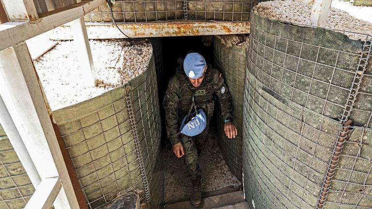 Spanischer Soldat des UNIFIL-Kontingents in den Gebäuden in Khiam, Südlibanon