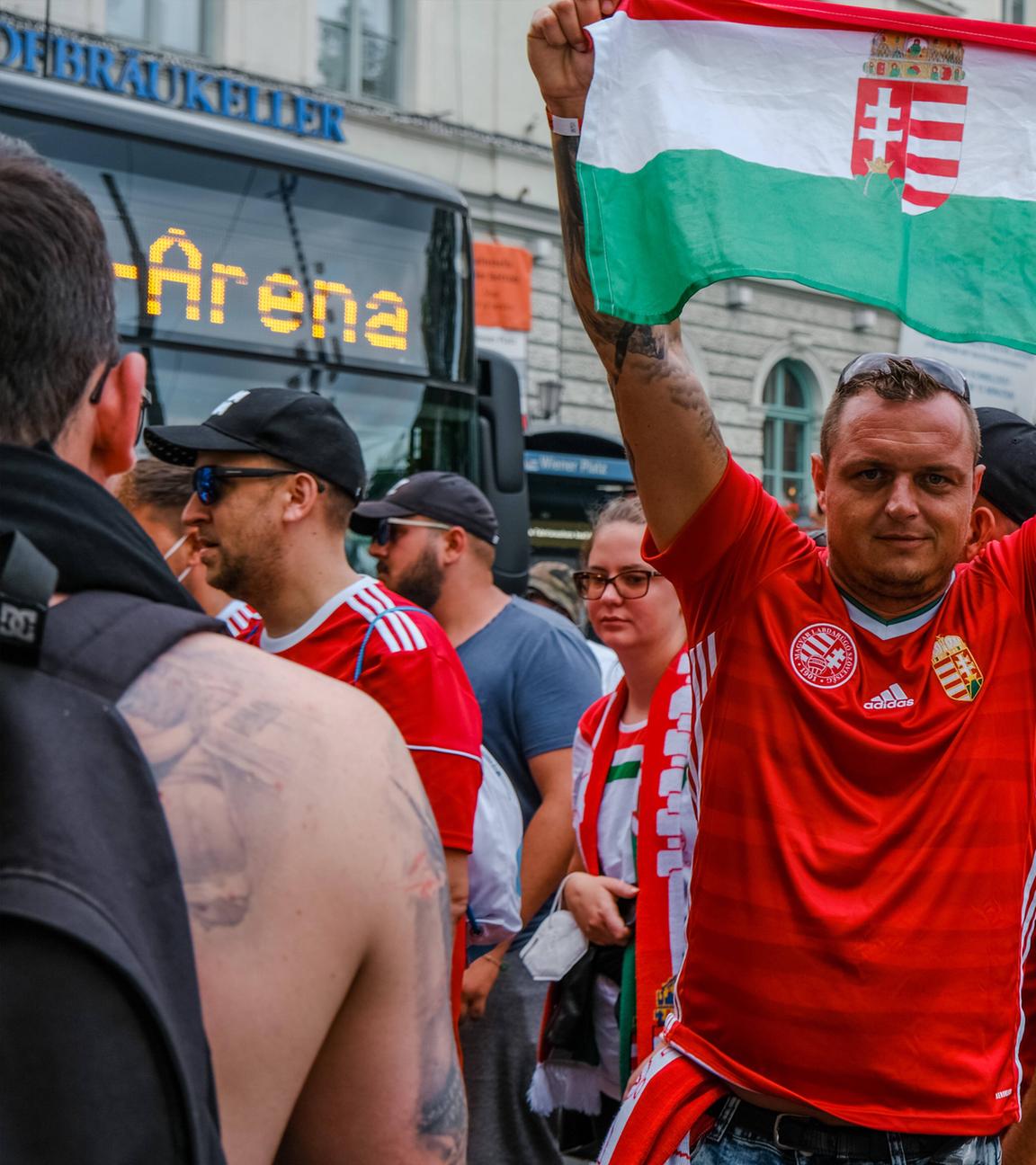 Archiv: Ungarische Fußballfans treffen sich, unter den meist friedlichen Fans waren auch einige Ultras der Carpathian Brigade. 