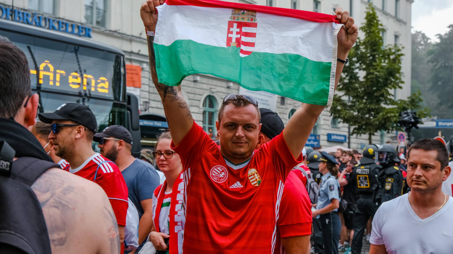 Archiv: Ungarische Fußballfans treffen sich, unter den meist friedlichen Fans waren auch einige Ultras der Carpathian Brigade. 