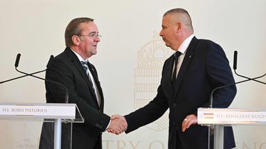 Ungarn: Verteidigungsminister Boris Pistorius (l.) und sein ungarischer Amtskollege Romulusz Ruszin-Szendi schütteln sich am Ende einer gemeinsamen Pressekonferenz im Stefania-Palast in Budapest die Hände.
