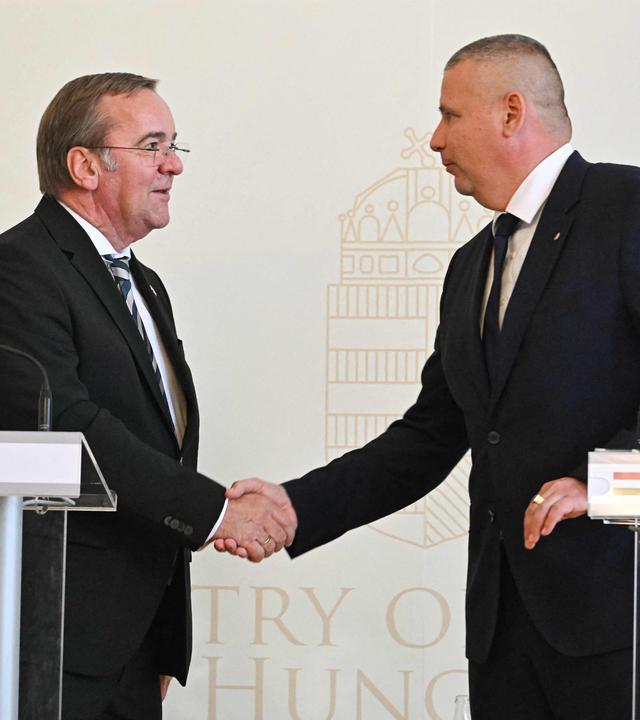 Ungarn: Verteidigungsminister Boris Pistorius (l.) und sein ungarischer Amtskollege Romulusz Ruszin-Szendi schütteln sich am Ende einer gemeinsamen Pressekonferenz im Stefania-Palast in Budapest die Hände.