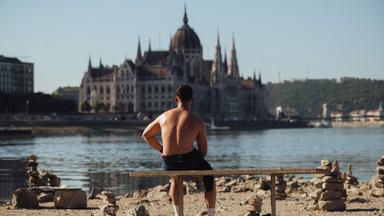 Ungarn, Budapest: Die Donau erreicht in Budapest einen historischen Rekordtiefstand
