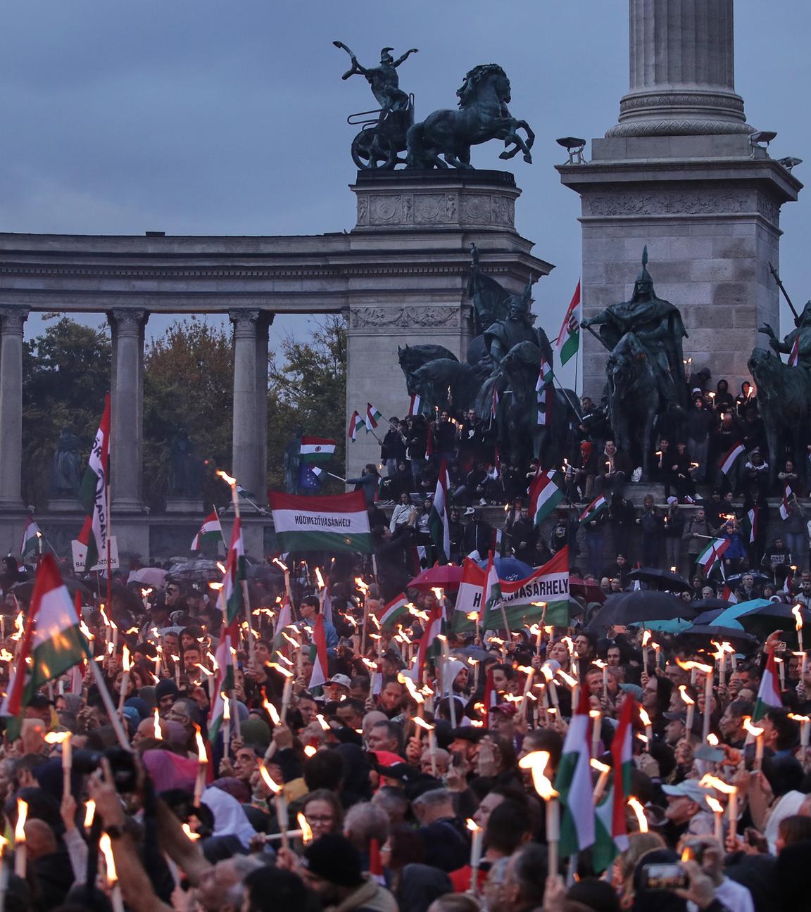 Ungarn, Budapest: Demonstranten nehmen an einer von der Oppositionspartei Tisza organisierten Kundgebung anlässlich der Feierlichkeiten zum 69. Jahrestag des Ausbruchs der ungarischen Revolution von 1956 gegen die kommunistische Herrschaft und die Sowjetunion teil.