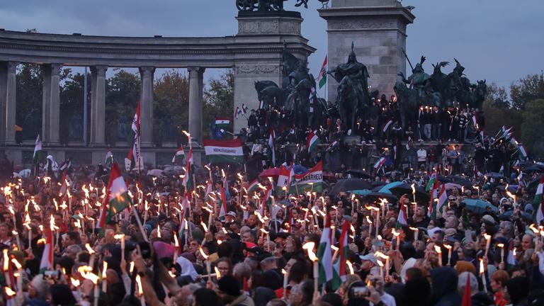 Ungarn, Budapest: Demonstranten nehmen an einer von der Oppositionspartei Tisza organisierten Kundgebung anlässlich der Feierlichkeiten zum 69. Jahrestag des Ausbruchs der ungarischen Revolution von 1956 gegen die kommunistische Herrschaft und die Sowjetunion teil.
