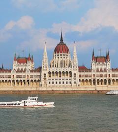 Ein Schiff fährt auf der Donau in Budapest, vor dem ungarischen Parlamentsgebäude.