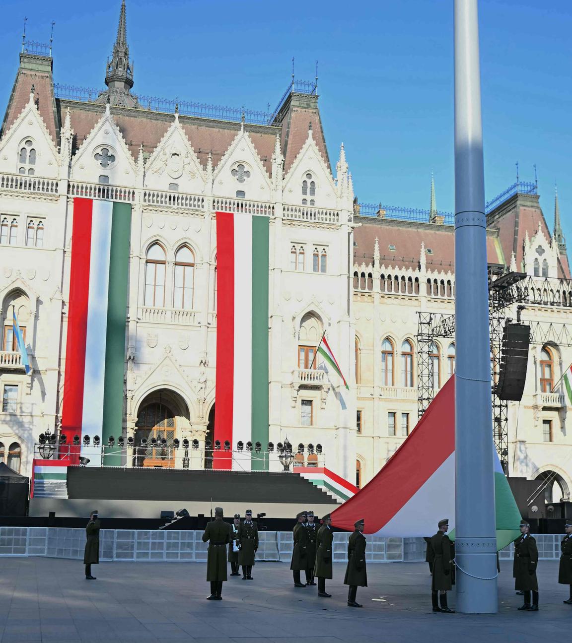 Das ungarische Parlament ist mit einer Landesflagge geschmückt