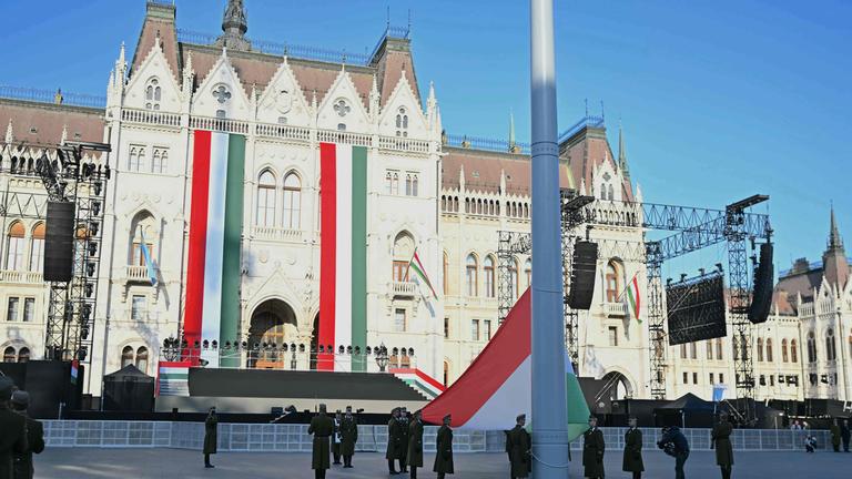 Das ungarische Parlament ist mit einer Landesflagge geschmückt