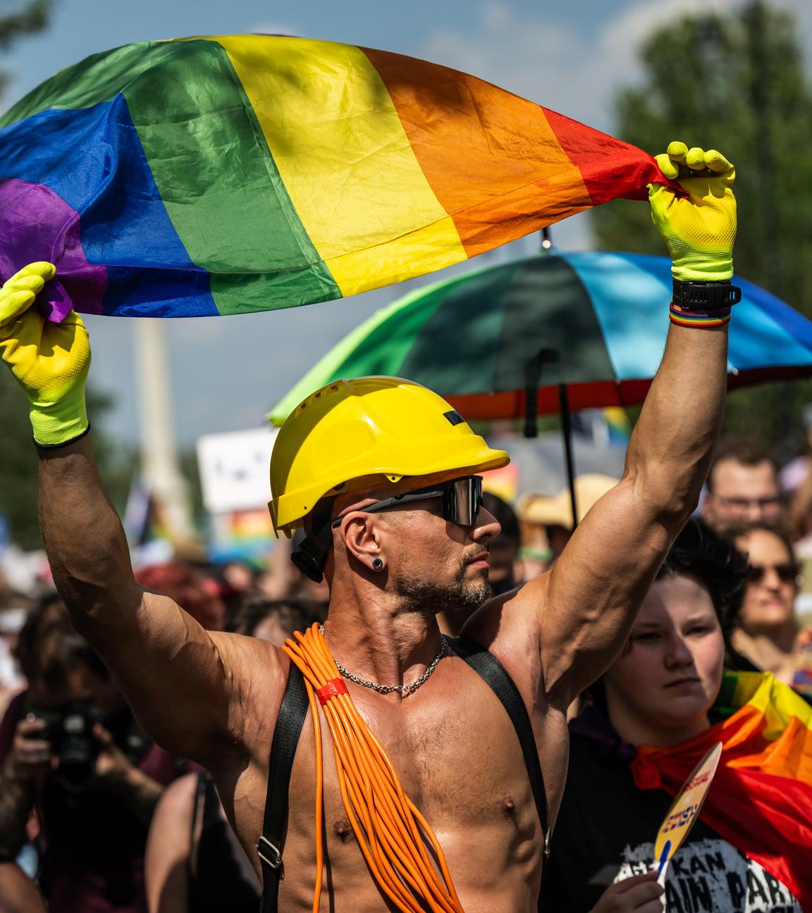 Ein Mann mit der Regenbogenflagge nimmt an der Pride-Parade in Budapest teil. 