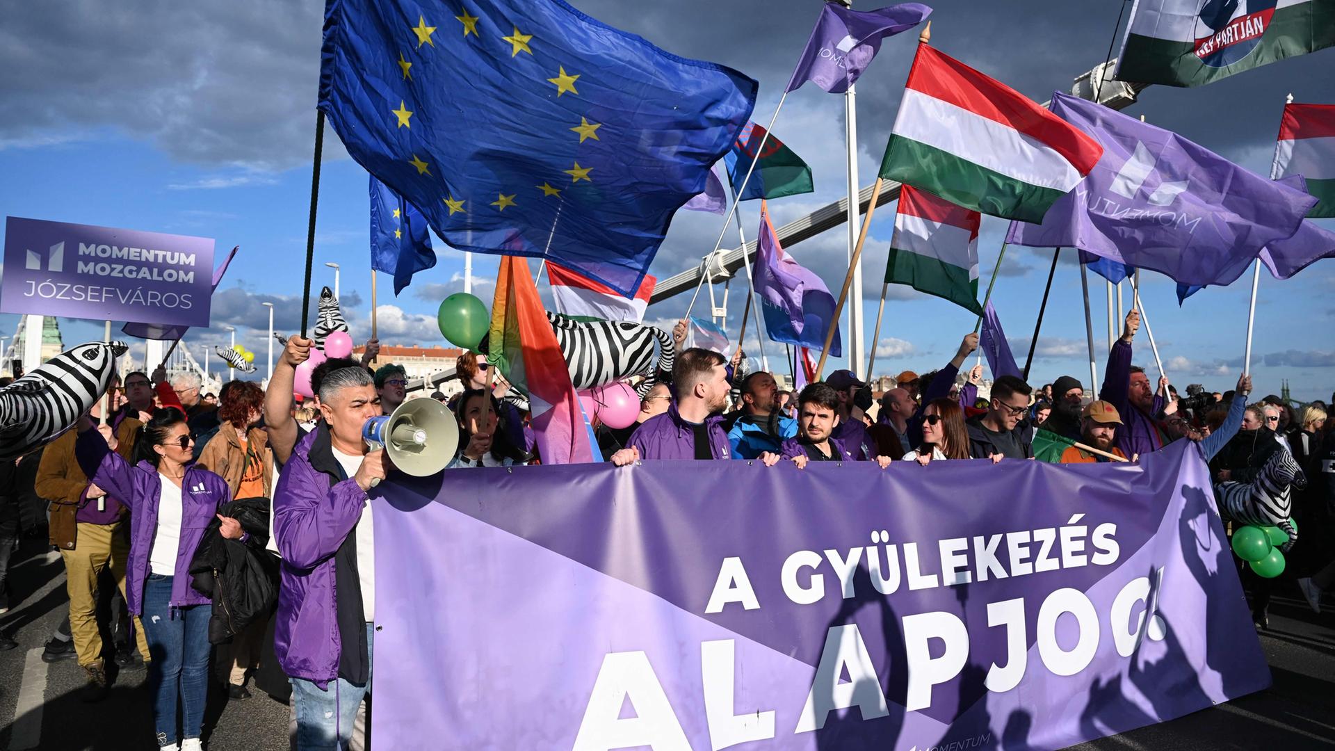 Demonstranten in Budapest am 1. April 2025 gegen die Bemühungen der Regierung, die Versammlungsfreiheit einzuschränken und ihre Überwachungsbefugnisse auszuweiten.