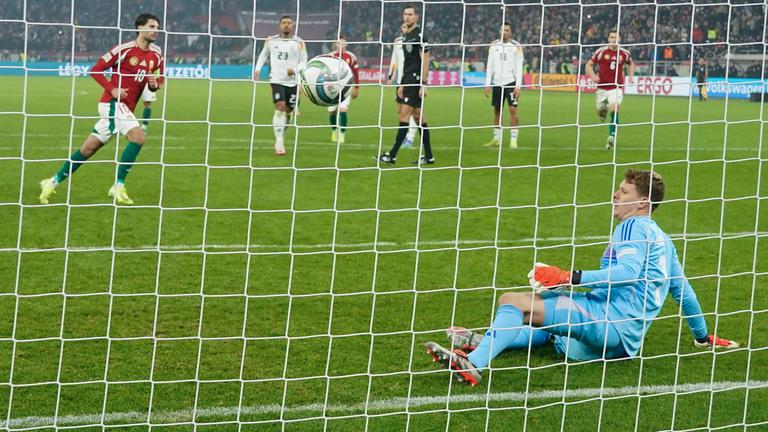 Dominik Szoboszlai erzielt per Elfmeter gegen Deutschlands Torhüter Alexander Nübel (r) das Tor zum 1:1.