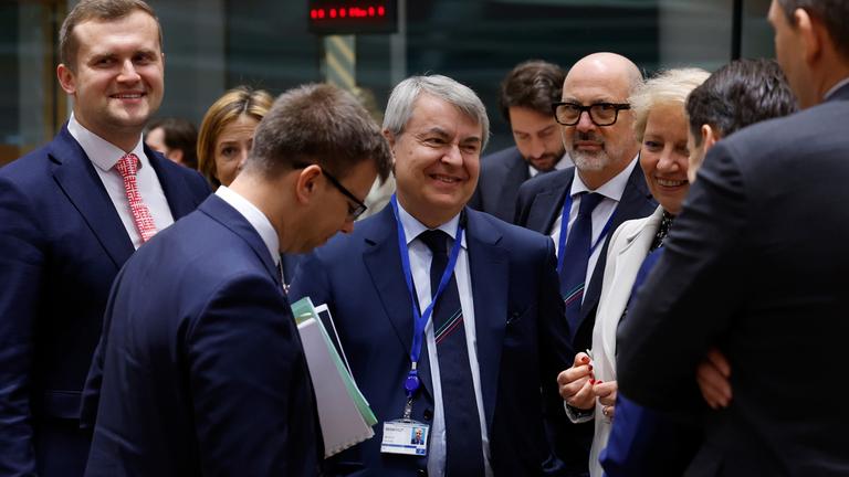 Mehrere Mitglieder des Rat für Allgemeine Angelegenheiten sprechen miteinander.