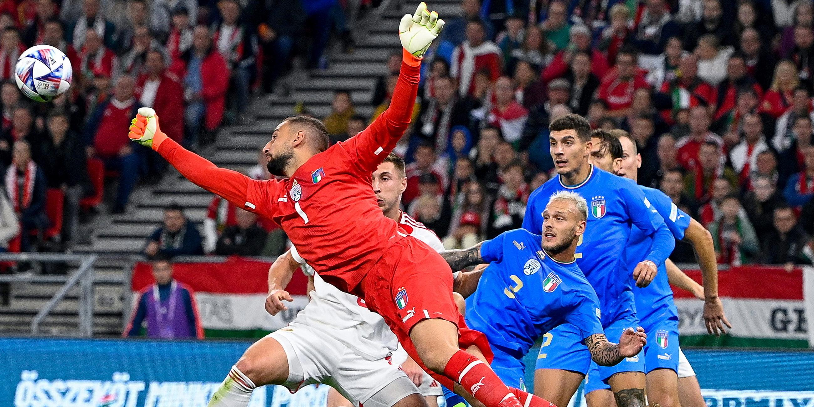 Italiens Torwart Gianluigi Donnarumma in Aktion im Spiel gegen Ungarn am 26.09.2022 in Budapest.