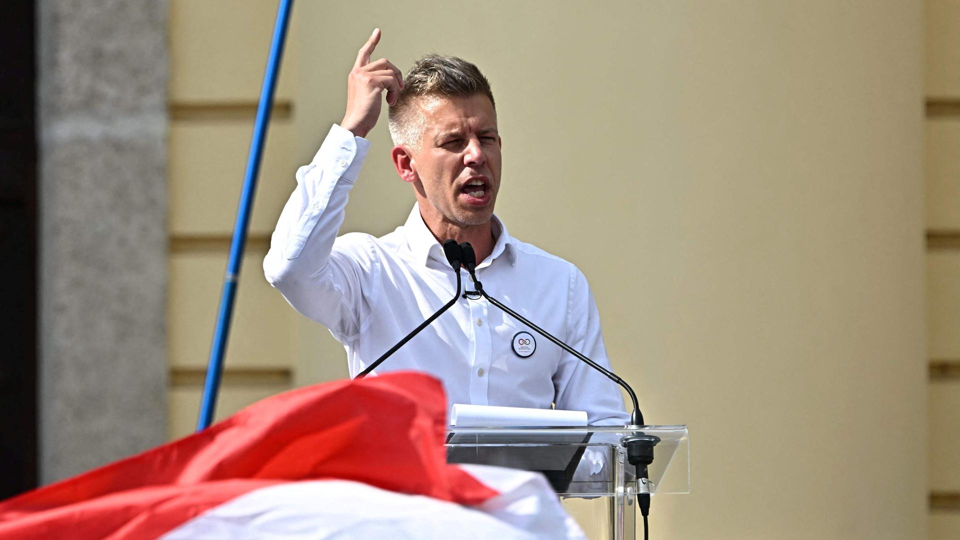 Peter Magyar hält eine Rede auf einer Bühne