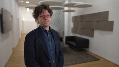 Porträt von Ungarn-Experte Peter Techet am Institut für den Donauraum und Mitteleuropa.