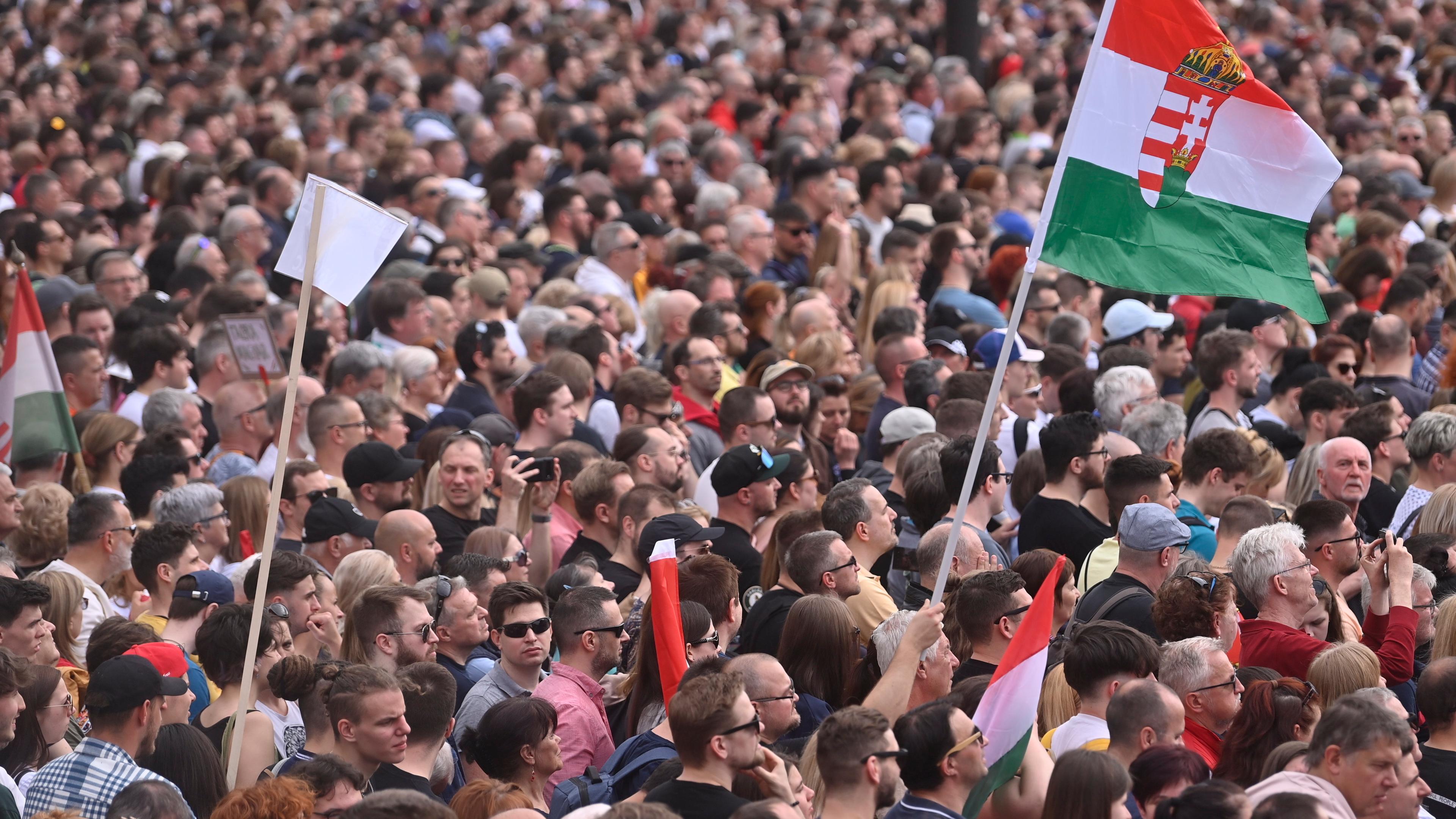 Demonstranten nehmen an einer Anti-Regierungs-Demonstration vor dem Parlamentsgebäude am Kossuth-Platz in Budapest, Ungarn, teil