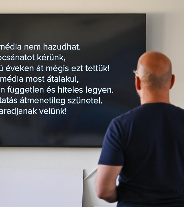 Eine Meldung ist auf dem abgedunkelten Bildschirm des ungarischen öffentlich-rechtlichen Senders M1 in der MTVA-Zentrale in Budapest (Ungarn) zu sehen.