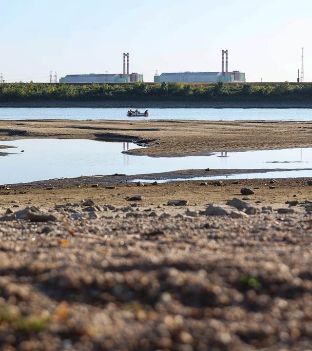 Ungarn, Paks: Das Kernkraftwerk MVM Paks, dessen Reaktor 3 aufgrund extrem niedriger Wasserstände an der Donau abgeschaltet werden musste.