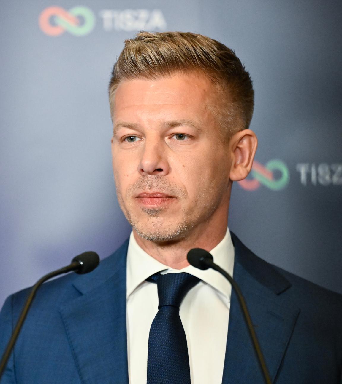 Peter Magyar, Vorsitzender der Oppositionspartei Tisza, spricht zu den Medien.