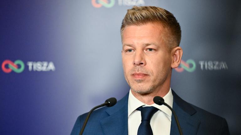 Peter Magyar, Vorsitzender der Oppositionspartei Tisza, spricht zu den Medien.