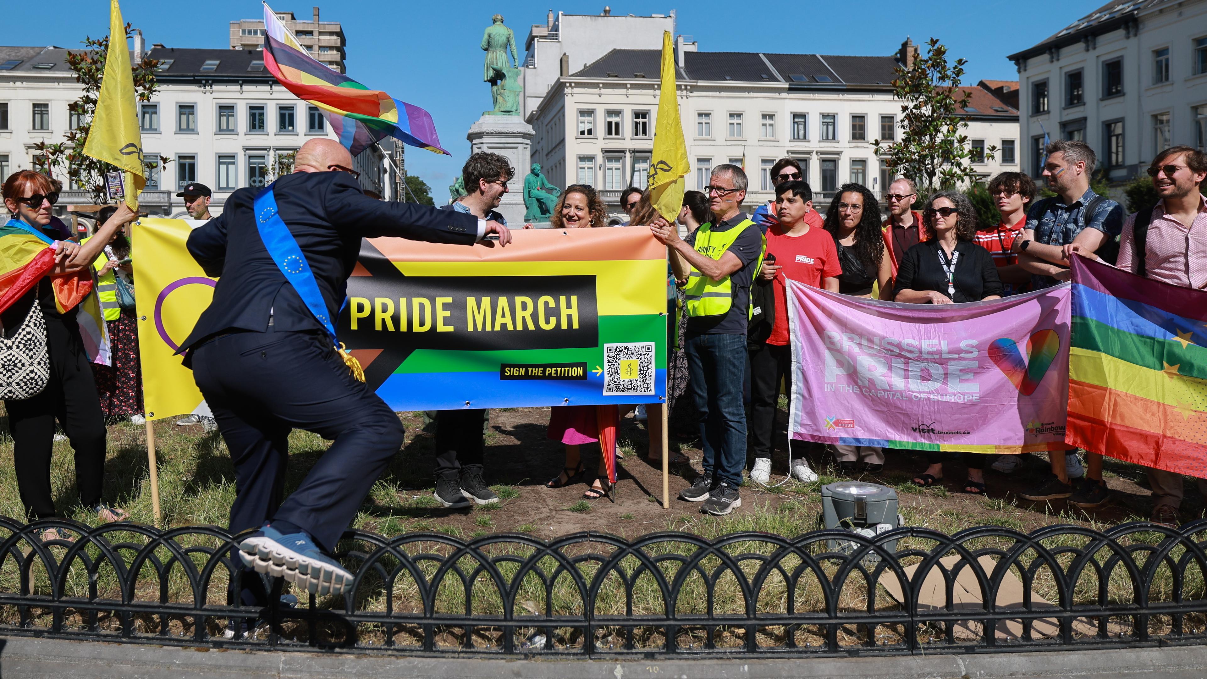 Mehrere Mitglieder des europäischen Parlaments nehmen mit Demonstranten an einer "Mini-Pride" in Budapest teil. Damit demonstrieren sie gegen das Pride-Verbot der ungarischen Regierung.