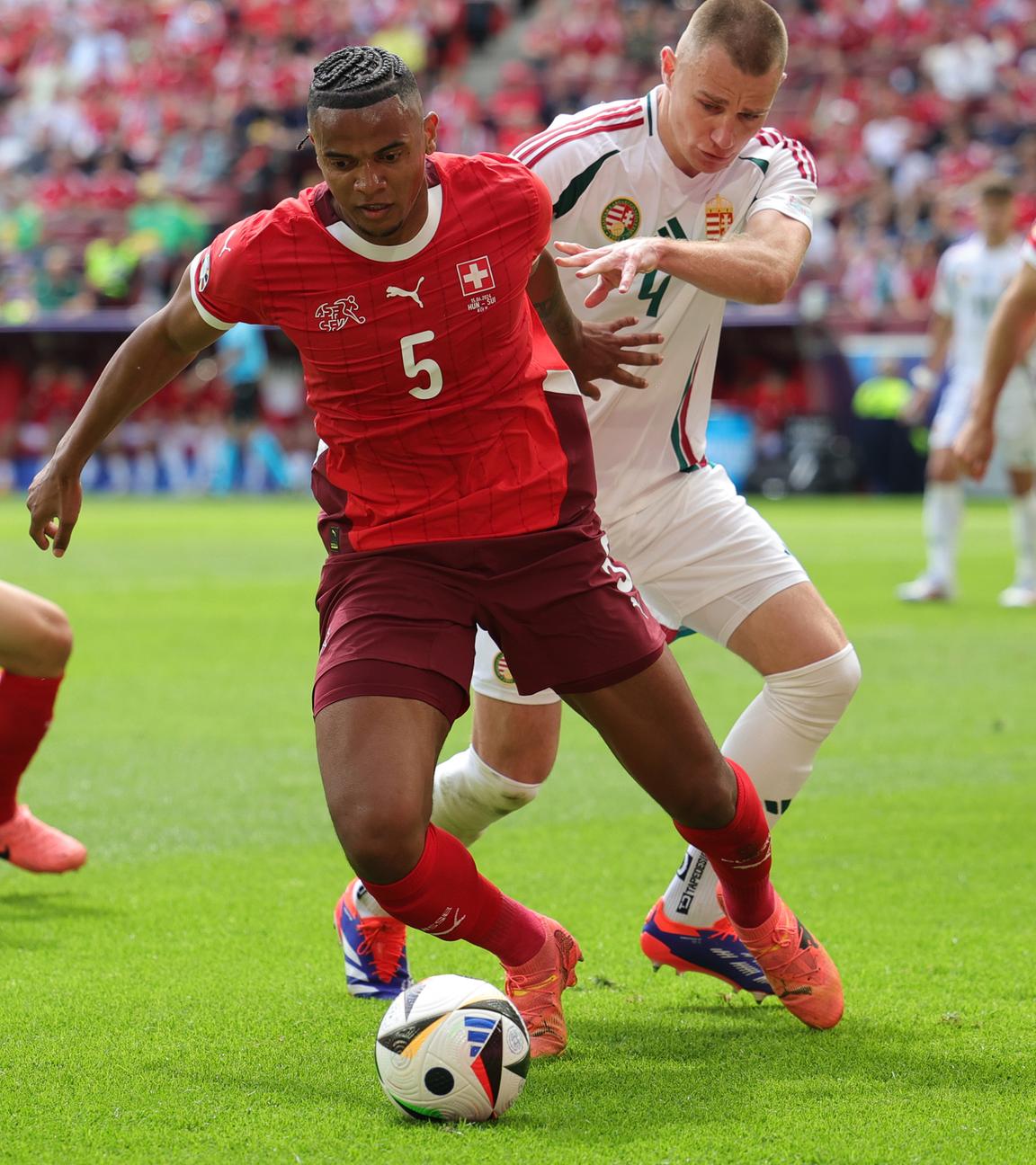 Der Schweizer Manuel Akanji (Mitte l) und Ungarns Attila Szalai kämpfen um den Ball. 