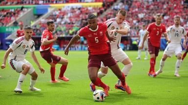 Der Schweizer Manuel Akanji (Mitte l) und Ungarns Attila Szalai kämpfen um den Ball. 