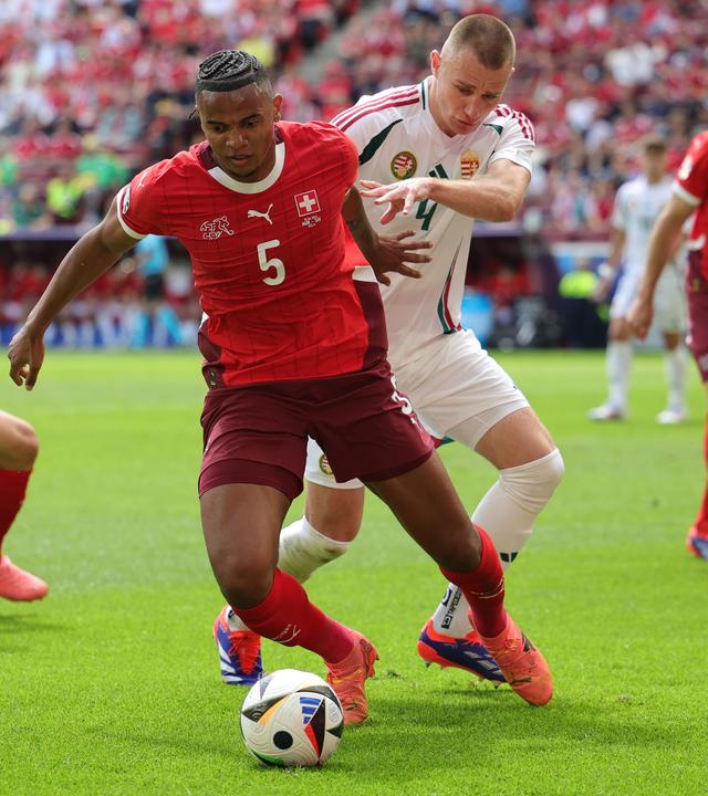 Der Schweizer Manuel Akanji (Mitte l) und Ungarns Attila Szalai kämpfen um den Ball. 