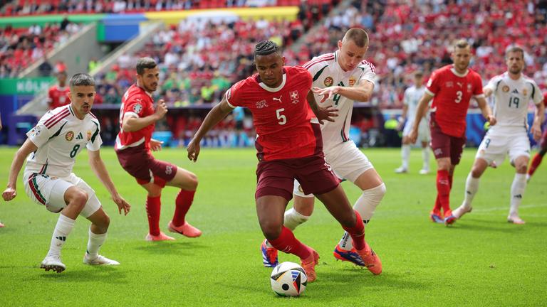 Der Schweizer Manuel Akanji (Mitte l) und Ungarns Attila Szalai kämpfen um den Ball. 