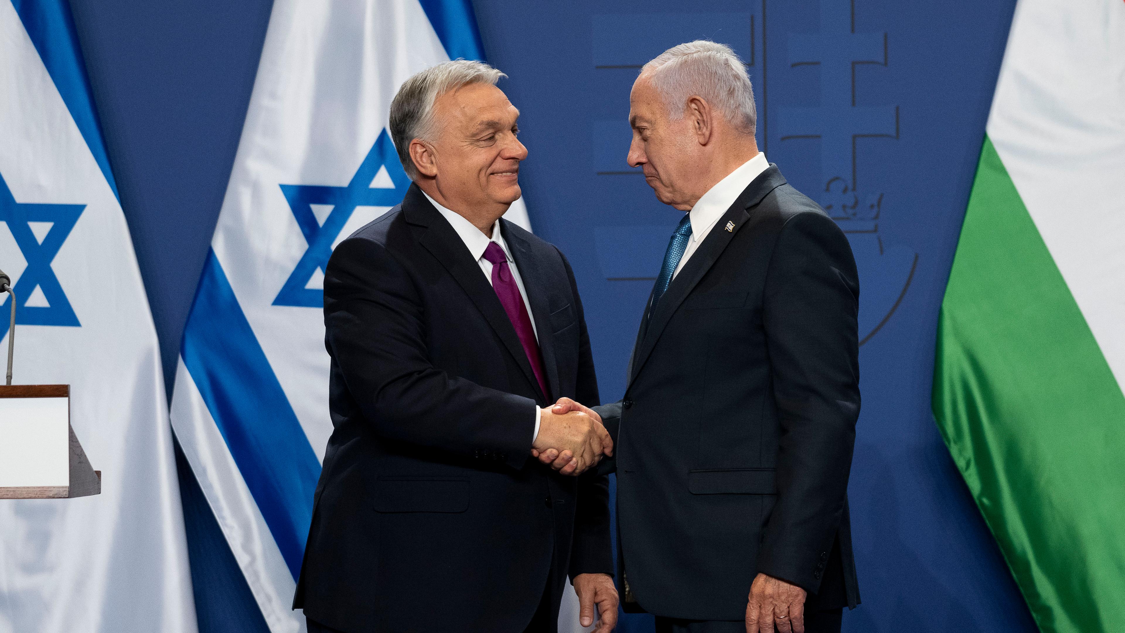 Der israelische Ministerpräsident Benjamin Netanjahu (r) und der ungarische Ministerpräsident Viktor Orban geben sich nach einer Presseerklärung im Karmeliterkloster in der Budaer Burg, die Hand.