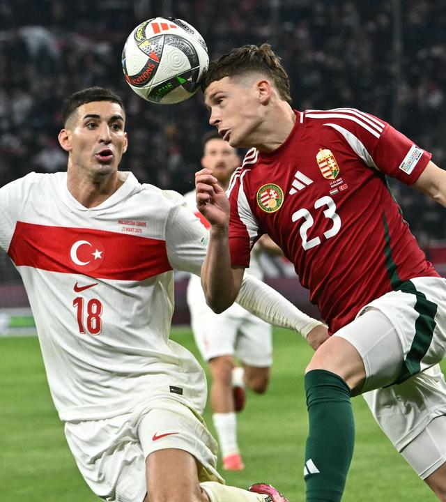 Mert Muldur (Türkei) und Kevin Csoboth (Ungarn) kämpfen um den Ball.