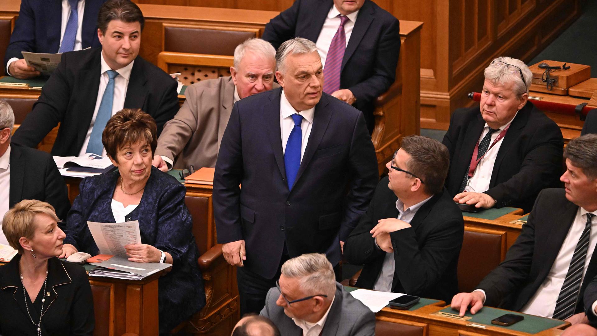 Der ungarische Ministerpräsident Viktor Orban kommt zur Abstimmung der Abgeordneten des ungarischen Parlaments in Budapest, Ungarn, um die Verfassungsänderungen zu genehmigen, die die Rechte von LGBTQ-Personen und anderen Gruppen weiter einschränken.