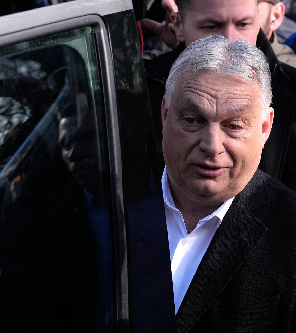 12.04.2026, Ungarn, Budapest: Ungarns Premierminister Viktor Orban verlässt ein Wahllokal.