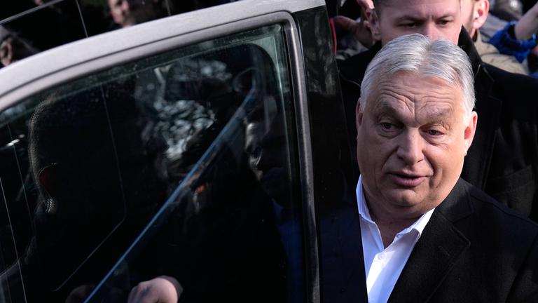 12.04.2026, Ungarn, Budapest: Ungarns Premierminister Viktor Orban verlässt ein Wahllokal.