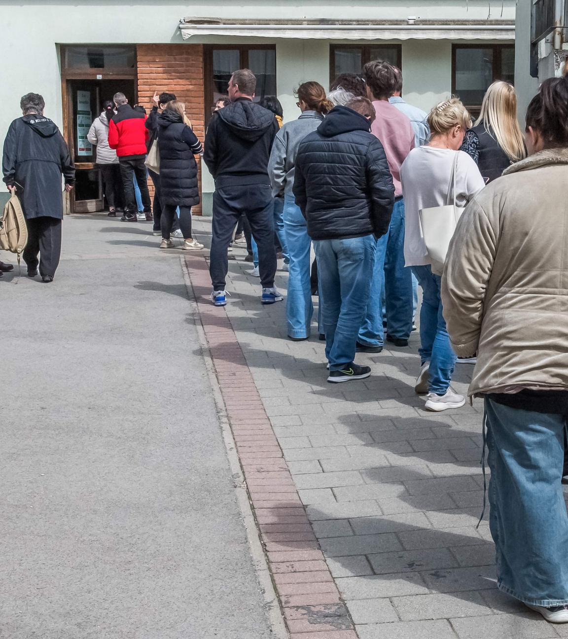 Menschen in Ungarn warten vor dem Wahllokal