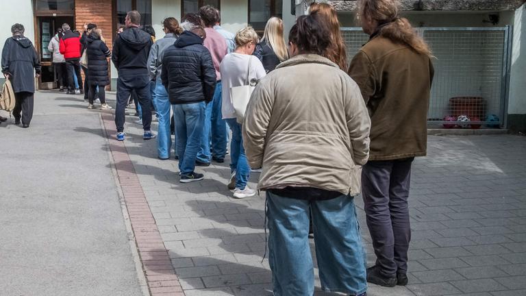 Menschen in Ungarn warten vor dem Wahllokal