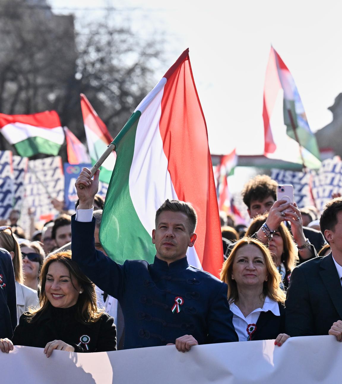Oppositionsführer Peter Magyar (M) nimmt an einer Demonstration teil.