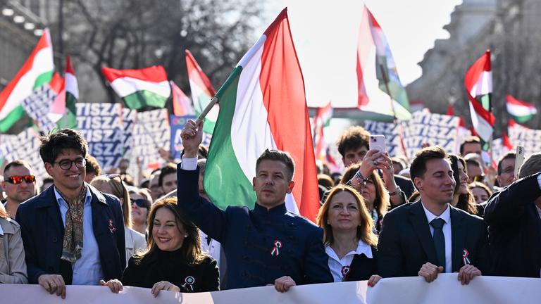Oppositionsführer Peter Magyar (M) nimmt an einer Demonstration teil.