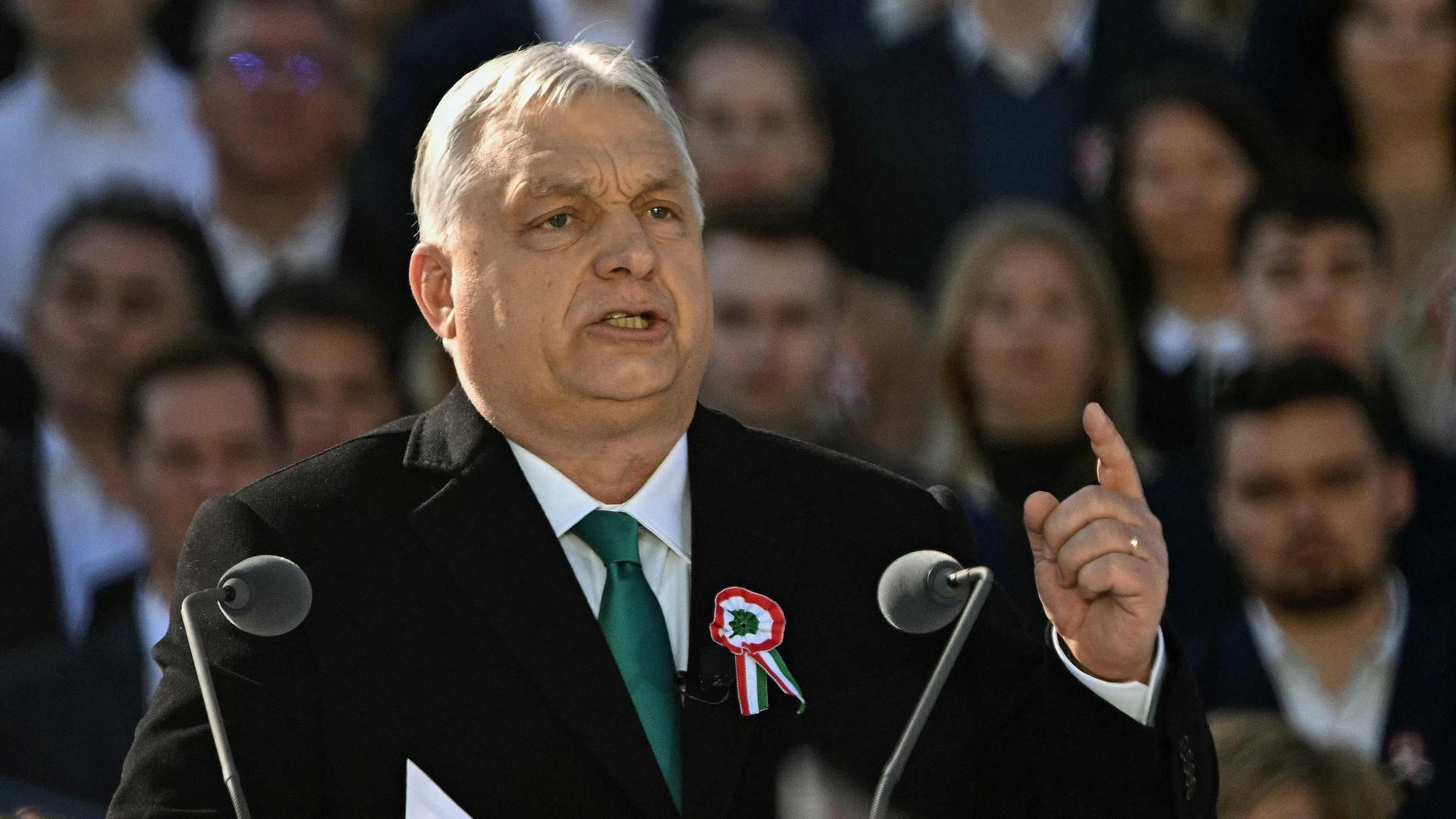 Der ungarische Ministerpräsident Viktor Orban hält am 15. März 2026 vor dem Parlamentsgebäude in Budapest eine Rede während einer Wahlkampfveranstaltung der regierenden Fidesz-Partei.