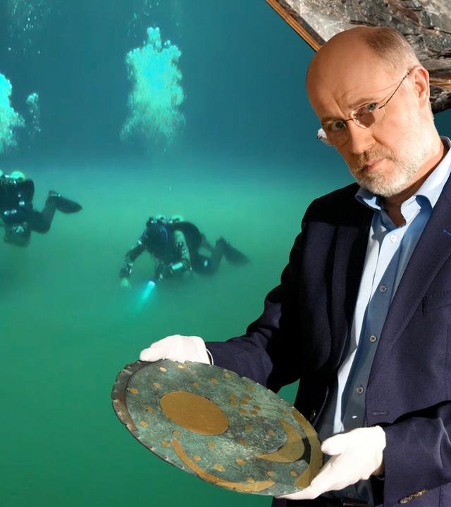 Harald Lesch steht im Vordergrund, in seinen Händen hält er die Himmelscheibe von Nebra. Im Hintergrund zwei Taucher unter Wasser, die mit Taschenlampen den Meeresgrund absuchen.