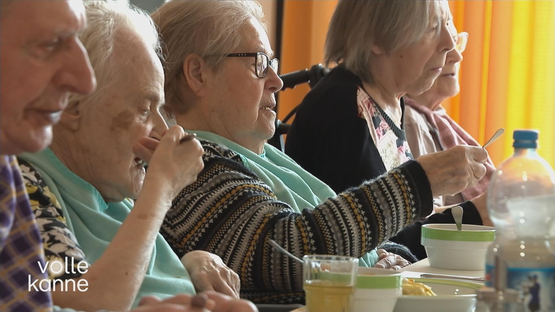 Ältere Menschen am Tisch beim Essen