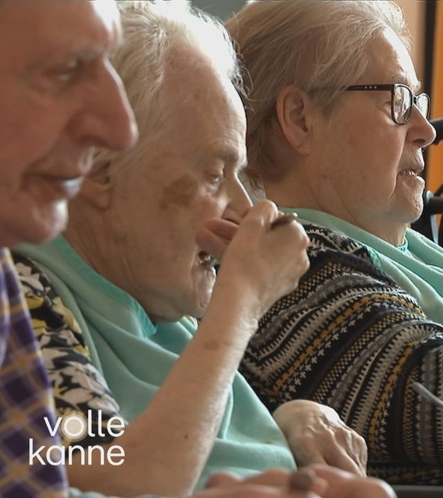 Ältere Menschen am Tisch beim Essen