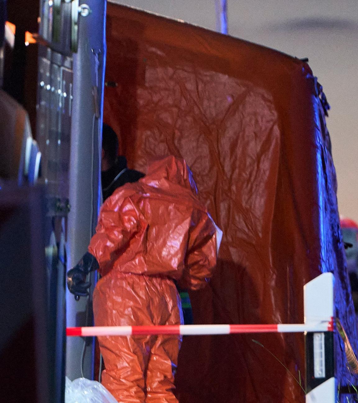 Einsatztkräfte sind im hessichen Runkel im Einsatz, nachdem bei einem Unglück in einer Lederfabrik und Pelzgerberei mehrere Menschen ums Leben gekommen sind. 