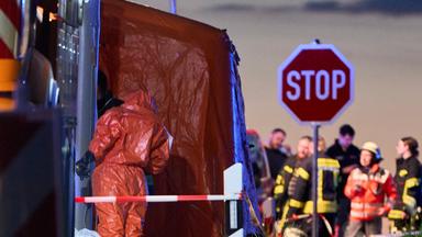 Einsatztkräfte sind im hessichen Runkel im Einsatz, nachdem bei einem Unglück in einer Lederfabrik und Pelzgerberei mehrere Menschen ums Leben gekommen sind. 