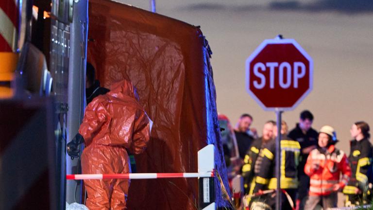 Einsatztkräfte sind im hessichen Runkel im Einsatz, nachdem bei einem Unglück in einer Lederfabrik und Pelzgerberei mehrere Menschen ums Leben gekommen sind. 