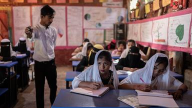 Rohingya-Flüchtlinge besuchen den Unterricht in ihrer Schule im Rohingya-Flüchtlingslager in Cox's Bazar.